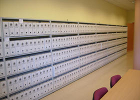 Detalle de la sala de clasificación del archivo de la Universidad de Jaén