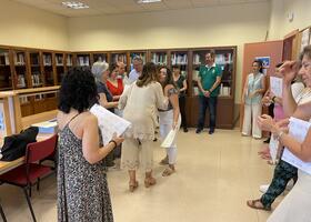 La Secretaria Genera de la UJA entregando un diploma