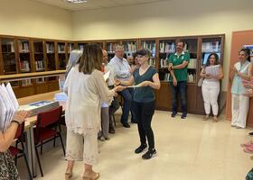 La Secretaria Genera de la UJA entregando un diploma