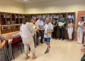 La Secretaria Genera de la UJA entregando un diploma