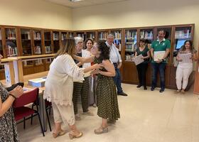 La Secretaria Genera de la UJA entregando un diploma