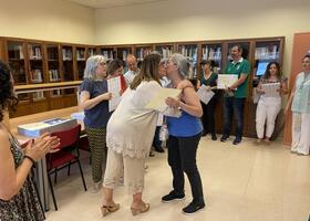 La Secretaria Genera de la UJA entregando un diploma