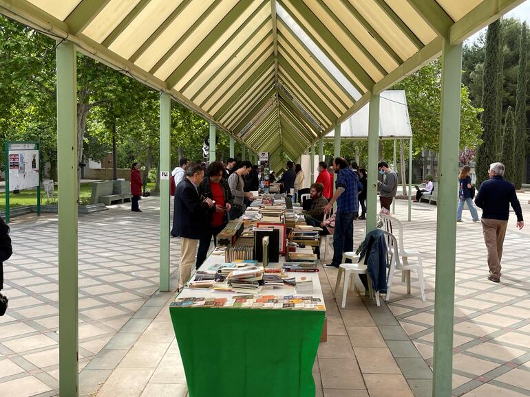 expositores fiesta del libro en la uja