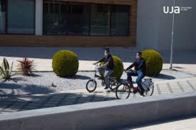 Dos bicicletas por el Campus