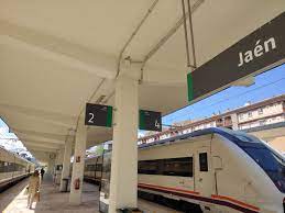 Tren en parada Jaén