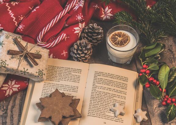 Libro abierto en una mesa con motivos navideños