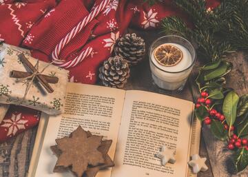 postal nevideña,con un libro y galletas