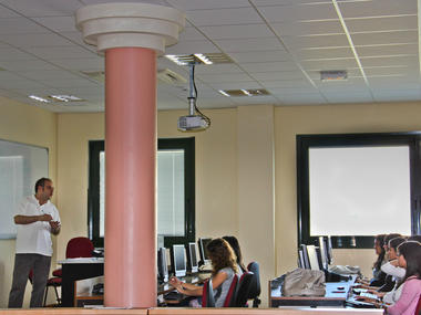 Bibliotecario impartiendo un curso de formación de usuarios