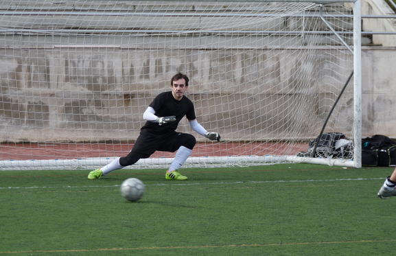 Persona jugando al fútbol en la Universidad de Jaén