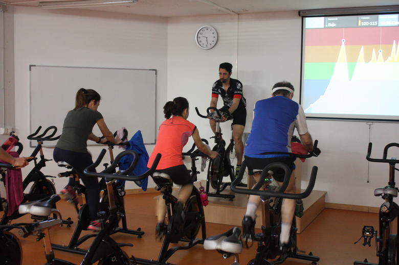 Grupo de personas practicando Ciclo Indoor en la Universidad de Jaén