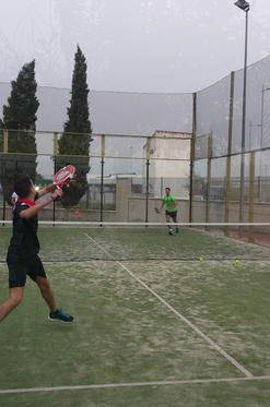 Personas jugando al pádel en las instalaciones de la Universidad de Jaén