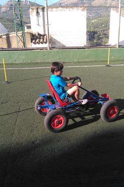 Niño montado en un car a pedales