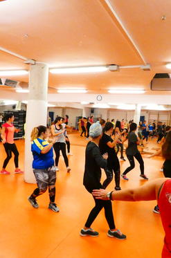 Personas realizando la actividad de Zumba en la Universidad de Jaén