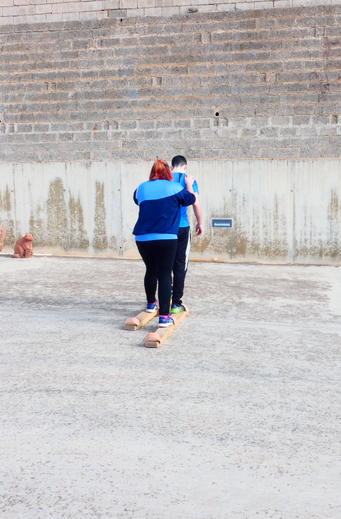 Personas practicando un juego del circuito lúdico-deportivo de la Universidad