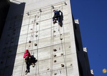 actividad de escalada en rocódromo en la UJA