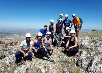 Participantes en una de las actividades en la naturaleza de la UJA