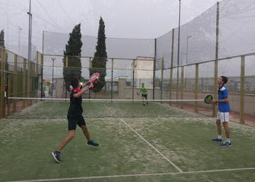 Partido de pádel en las instalaciones de la Universidad de Jaén