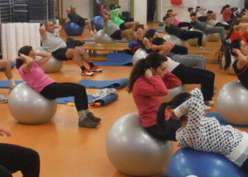 Personas practicando pilates en la Universidad de Jaén