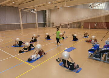 Personas prácticando pilates en el Campus de Linares