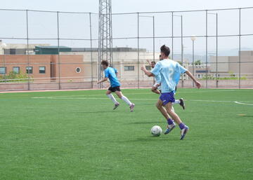 Personas jugando al fútbol en el campo de la Universidad de Jaén