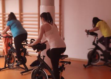 Usuarios practicando ciclo indoor en la Universidad de Jaén