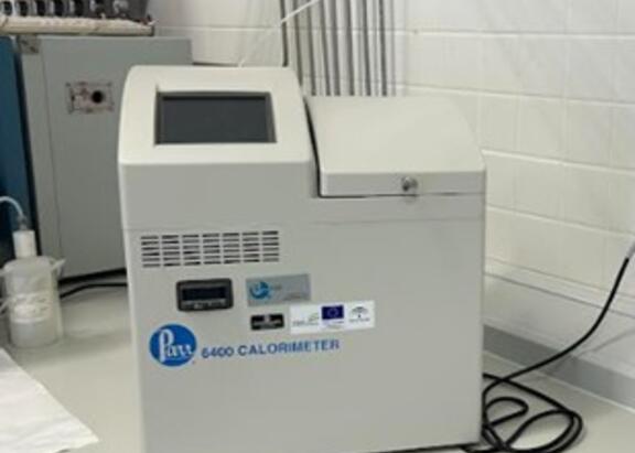 Calorímetro isoperibólico. Bomba calorimétrica Parr 6400 (Linares)