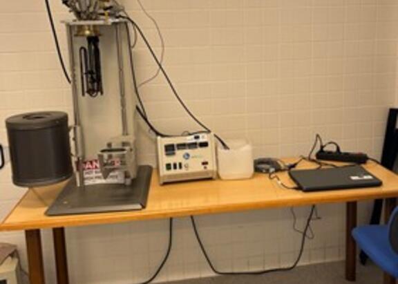 Reactor discontinúo a Presión. Reactor Parr de 2 litros con controlador Parr 4848