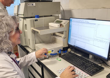 Sofía Salido y Justo Cobo, en su laboratorio