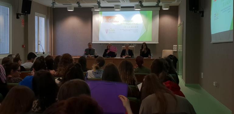 Conferencia acerca de mujeres gitanas impartida por Manuela y Sheila
