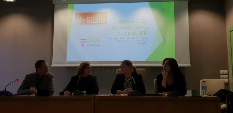 Conferencia acerca de mujeres gitanas impartida por Manuela y Sheila