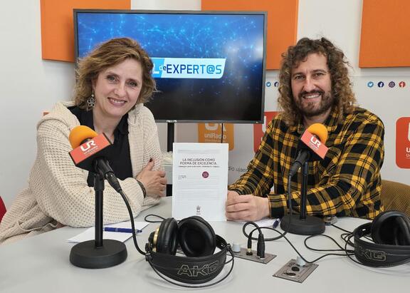 Eva Sotomayor Morales y Julio Ángel Olivares Merino, en los estudios de UniRadio Jaén.