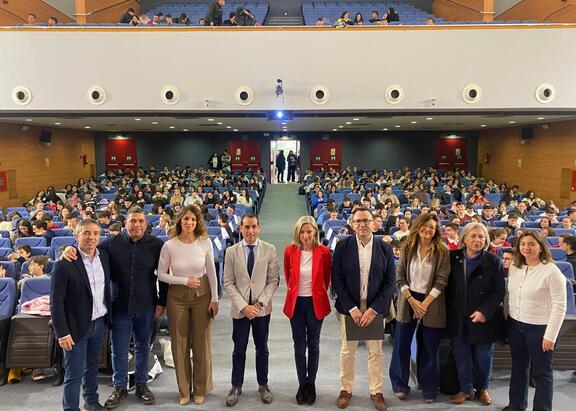 Representantes institucionales y docentes, en el Aula Magna del Campus Las Lagunillas.