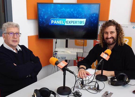 Joaquín Tovar Pescador, a la izquierda, junto al director del programa, Julio Ángel Olivares Merino, en los estudios de UniRadio Jaén