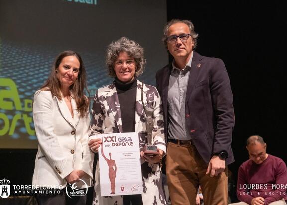 Gema Torres recoge el premio concedido al Servicio de Deportes de la UJA.