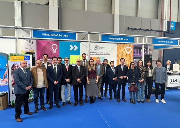 Participantes en la presentación realizada en el stand de la UJA en la Feria de los Pueblos.