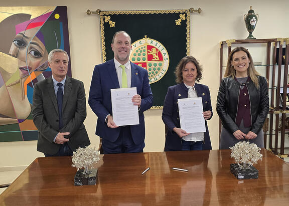 El Rector Nicolás Ruiz y la consejera Catalina Ruiz, con el convenio, junto a Gerardo Ruiz-Rico y la delegada territorial Mª José Lara.