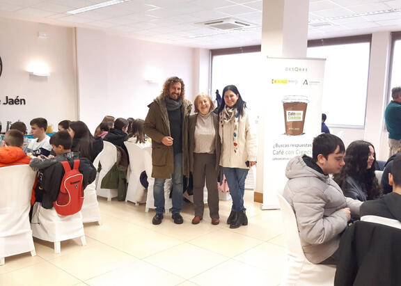 Julio Ángel Olivares Merino, Consuelo Rosales y Manuel Ortega, en el 'Café con Mates'.