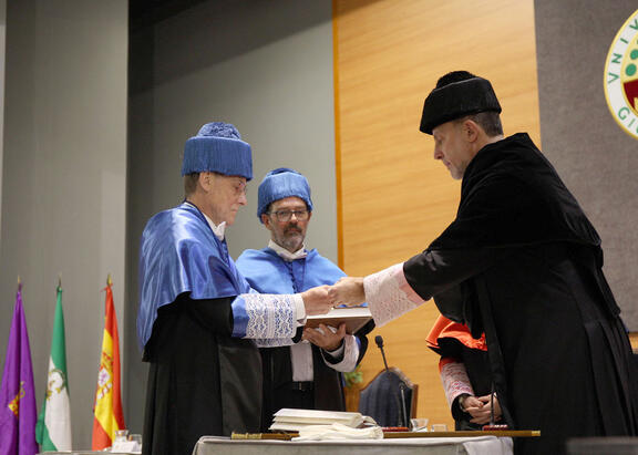 Momento de la entrega de los atributos del Rector al nuevo Doctor Honoris Causa.