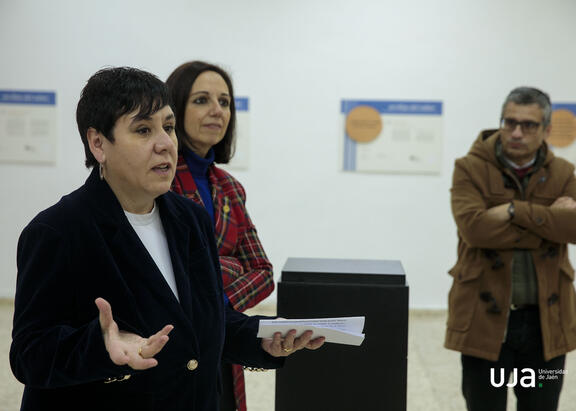 Mª Águeda Moreno, Marta Torres y Manuel Valverde, en la inauguración de la muestra.