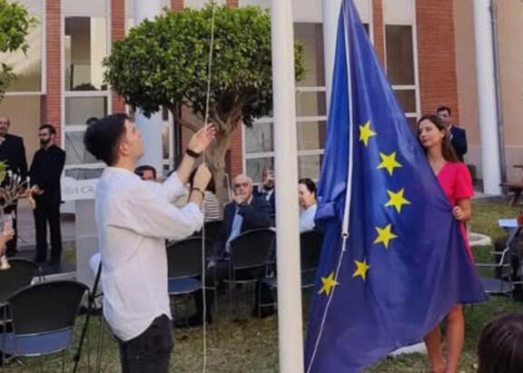 Izado de la bandera de la UE.