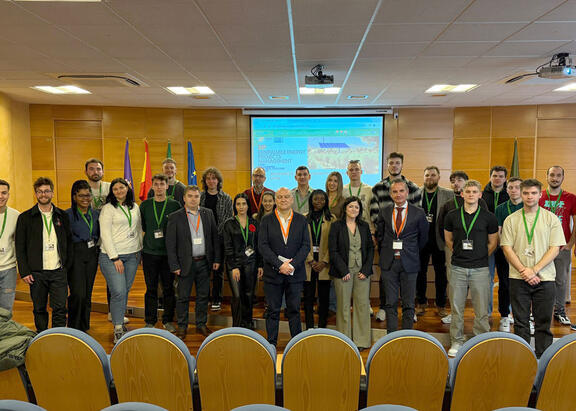 Foto de familia con alumnado y profesorado participante.