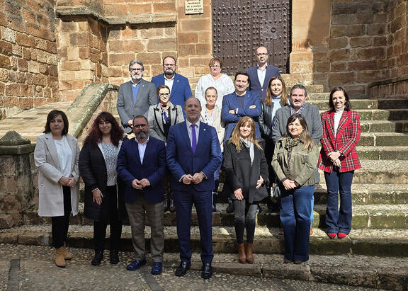 El Rector de la UJA y el alcalde de Baños de la Encina, en el centro, junto a miembros de sus equipos de gobierno.