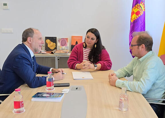 Reunión del Rector Nicolás Ruiz con los investigadores Gersande Eschenbrenner y Alejandro Jiménez.