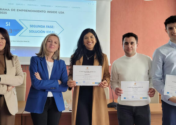 Mª Rosa Vallecillo y Mª Teresa Pérez, con los tres galardonados.