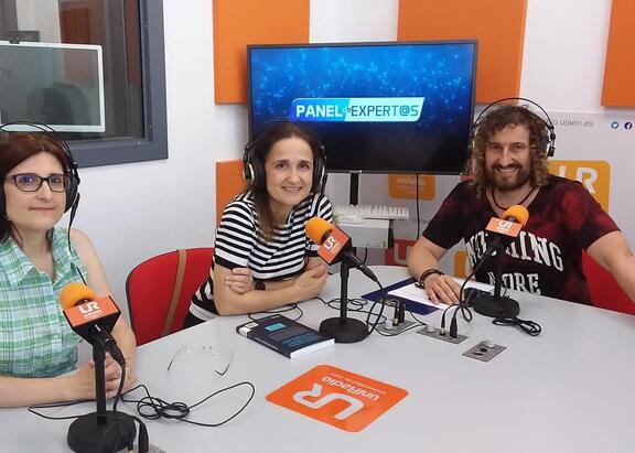 María Dolores Pérez Godoy, María José del Jesus Díaz y Julio Ángel Olivares Merino, en los estudios de UniRadio Jaén