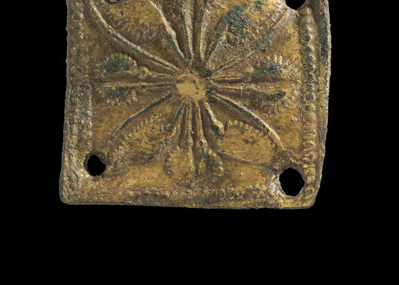 Adorno de indumentaria en latón dorado