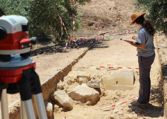 Excavaciones arqueológicas, con la cimentación al descubierto.