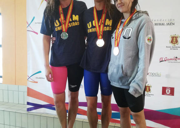 Mireia Belmonte, junto con Melani Costa y Mónica Cabal 