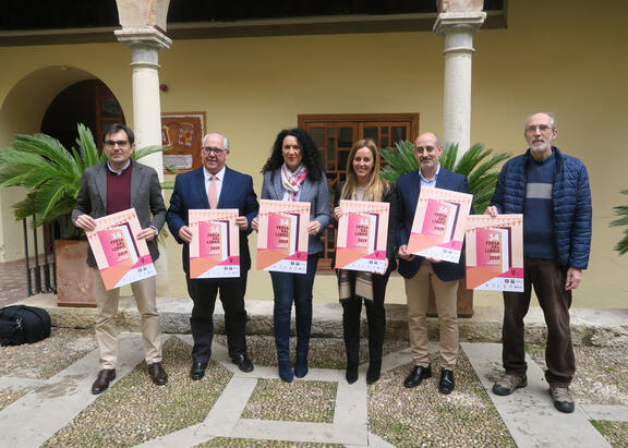 Foto de familia de los representantes de las instituciones, que participarán en la Feria del Libro de Jaén.