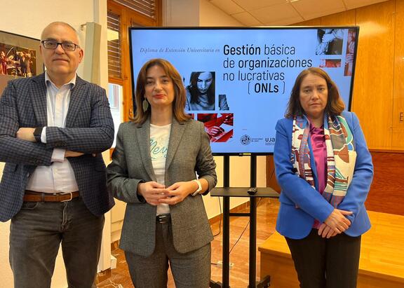 José Moyano, Eva Funes y María Luisa Grande, en la presentación del diploma.
